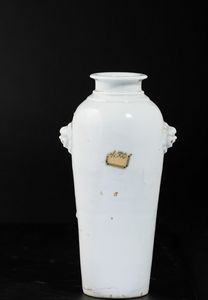 Vaso in porcellana Blanc de Chine con decoro di albero in fiore a rilievo e mascheroni, Cina, Dinastia Qing, XIX secolo  - Asta Arte orientale  - Associazione Nazionale - Case d'Asta italiane
