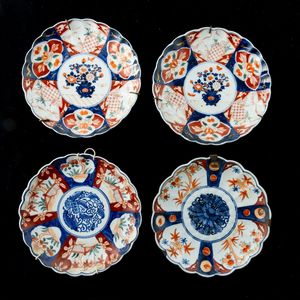 Quattro piatti in porcellana Imari con decori floreali, Giappone, periodo Meiji (1868-1912)  - Asta Arte orientale  - Associazione Nazionale - Case d'Asta italiane