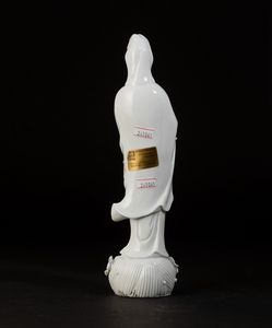 Figura di Guanyin con scroll in porcellana Blanc de Chine, Cina, XX secolo  - Asta Arte orientale  - Associazione Nazionale - Case d'Asta italiane