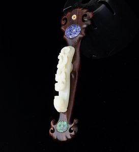 Fibbia a guisa di draghetto scolpita in giada bianca, Cina, Dinastia Qing, epoca Qianlong (1736-1796)  - Asta Arte orientale  - Associazione Nazionale - Case d'Asta italiane