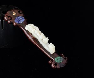 Fibbia a guisa di draghetto scolpita in giada bianca, Cina, Dinastia Qing, epoca Qianlong (1736-1796)  - Asta Arte orientale  - Associazione Nazionale - Case d'Asta italiane