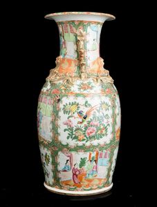 Vaso in porcellana Famiglia Rosa con scene di vita comune entro riserve, decori floreali e figure di draghetti a rilievo, Cina, Dinastia Qing, XIX secolo  - Asta Arte orientale  - Associazione Nazionale - Case d'Asta italiane