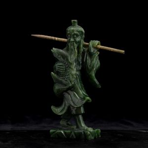 Scultura raffigurante pescatore in giada spinacio, Cina, XX secolo  - Asta Arte orientale  - Associazione Nazionale - Case d'Asta italiane