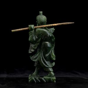 Scultura raffigurante pescatore in giada spinacio, Cina, XX secolo  - Asta Arte orientale  - Associazione Nazionale - Case d'Asta italiane