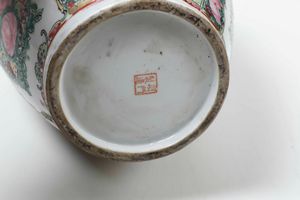 Vaso in porcellana con decori floreali e scene di vita comune entro riserve, Cina, XX secolo  - Asta Arte orientale  - Associazione Nazionale - Case d'Asta italiane