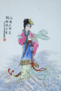 Cinque placche in porcellana a smalti policromi con iscrizioni e fanciulle, Cina, XX secolo  - Asta Arte orientale  - Associazione Nazionale - Case d'Asta italiane