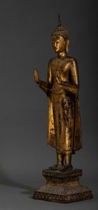 Figura di Buddha stante in bronzo dorato, Thailandia, XIX secolo  - Asta Arte orientale  - Associazione Nazionale - Case d'Asta italiane