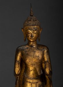 Figura di Buddha stante in bronzo dorato, Thailandia, XIX secolo  - Asta Arte orientale  - Associazione Nazionale - Case d'Asta italiane