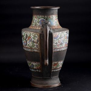 Vaso in bronzo con decoro a a racemi vegetali a smalti e anse sagomate, Giappone, periodo Meiji (1868-1912)  - Asta Arte orientale  - Associazione Nazionale - Case d'Asta italiane
