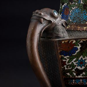 Vaso in bronzo con decoro a a racemi vegetali a smalti e anse sagomate, Giappone, periodo Meiji (1868-1912)  - Asta Arte orientale  - Associazione Nazionale - Case d'Asta italiane