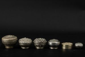Lotto composto da vari contenitori in metallo sbalzato e argento, Tibet, XIX-XX secolo  - Asta Arte orientale  - Associazione Nazionale - Case d'Asta italiane
