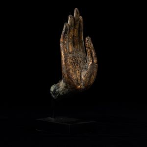 Mano benedicente in bronzo con tracce di doratura, Thailandia, XVIII secolo  - Asta Arte orientale  - Associazione Nazionale - Case d'Asta italiane