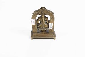Figura di divinit entro aura in bronzo, India, XIX secolo  - Asta Arte orientale  - Associazione Nazionale - Case d'Asta italiane