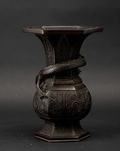 Vaso a tromba in bronzo con decori d'ispirazione arcaica e figura di drago a rilievo, Cina, Dinastia Ming, XVII secolo  - Asta Arte orientale  - Associazione Nazionale - Case d'Asta italiane