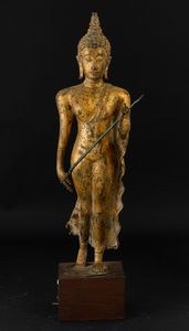 Figura di Buddha stante in bronzo dorato, Thailandia, Ayutthaya, XVII secolo  - Asta Arte orientale  - Associazione Nazionale - Case d'Asta italiane