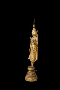 Figura di Buddha stante in bronzo dorato, Thailandia, Ayutthaya, XIX secolo  - Asta Arte orientale  - Associazione Nazionale - Case d'Asta italiane