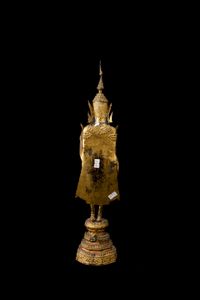 Figura di Buddha stante in bronzo dorato, Thailandia, Ayutthaya, XIX secolo  - Asta Arte orientale  - Associazione Nazionale - Case d'Asta italiane