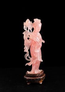 Figura di fanciulla con fiore scolpita in quarzo, Cina, XX secolo  - Asta Arte orientale  - Associazione Nazionale - Case d'Asta italiane