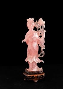 Figura di fanciulla con fiore scolpita in quarzo, Cina, XX secolo  - Asta Arte orientale  - Associazione Nazionale - Case d'Asta italiane