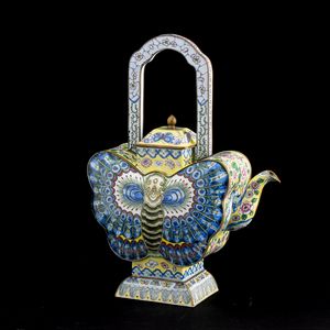 Teiera in smalto a foggia di farfalla con decori floreali, Cina, Dinastia Qing, XIX secolo  - Asta Arte orientale  - Associazione Nazionale - Case d'Asta italiane