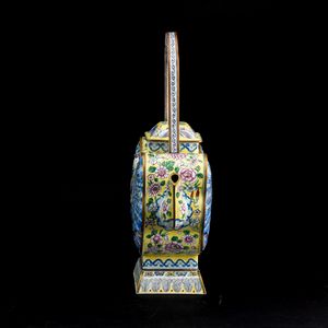 Teiera in smalto a foggia di farfalla con decori floreali, Cina, Dinastia Qing, XIX secolo  - Asta Arte orientale  - Associazione Nazionale - Case d'Asta italiane