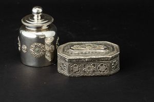 Due scatole in argento sbalzato e inciso con innesti di turchese, India, XIX secolo  - Asta Arte orientale  - Associazione Nazionale - Case d'Asta italiane