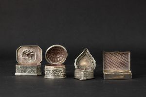 Quattro piccole scatole in argento sbalzato e inciso, India, XIX secolo  - Asta Arte orientale  - Associazione Nazionale - Case d'Asta italiane
