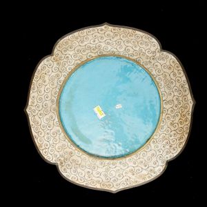 Piatto sagomato a smalti cloisonn con decori floreali e paesaggio centrale, Giappone, periodo Meiji (1868-1912)  - Asta Arte orientale  - Associazione Nazionale - Case d'Asta italiane