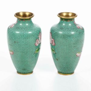 Coppia di vasi in smalto policromo a decoro floreale, Cina, XX secolo  - Asta Arte orientale  - Associazione Nazionale - Case d'Asta italiane