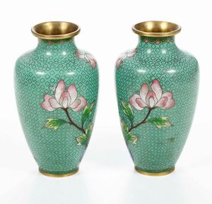 Coppia di vasi in smalto policromo a decoro floreale, Cina, XX secolo  - Asta Arte orientale  - Associazione Nazionale - Case d'Asta italiane