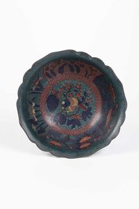 Ciotola in smalto con soggetti naturalistici entro riserve e decori floreali, Cina, Dinastia Qing, XIX secolo  - Asta Arte orientale  - Associazione Nazionale - Case d'Asta italiane