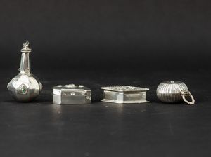 Tre scatoline e una fiaschetta in argento, India, XIX secolo  - Asta Arte orientale  - Associazione Nazionale - Case d'Asta italiane
