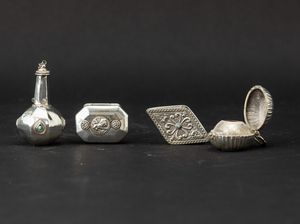 Tre scatoline e una fiaschetta in argento, India, XIX secolo  - Asta Arte orientale  - Associazione Nazionale - Case d'Asta italiane