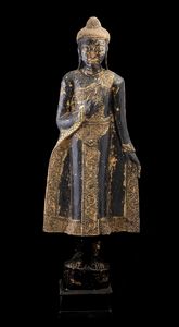 Figura di Buddha stante in legno laccato e dorato, Thailandia, XIX secolo  - Asta Arte orientale  - Associazione Nazionale - Case d'Asta italiane