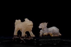 Lotto composto da due figure di animali scolpiti in agata, Cina, Dinastia Qing, XIX secolo  - Asta Arte orientale  - Associazione Nazionale - Case d'Asta italiane