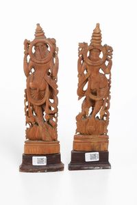 Lotto composto da pannello e coppia di sculture lignee intagliate con divinit, India, XX secolo  - Asta Arte orientale  - Associazione Nazionale - Case d'Asta italiane