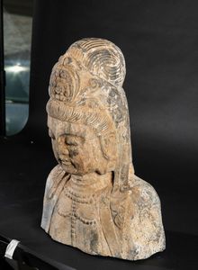 Busto di Buddha incoronato in pietra, Cina, XX secolo  - Asta Arte orientale  - Associazione Nazionale - Case d'Asta italiane