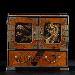 Stipo in legno con cassetti e decori naturalistici, Corea, XIX secolo  - Asta Arte orientale  - Associazione Nazionale - Case d'Asta italiane