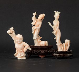 Tre figure di fanciulle scolpite in corallo rosa, Cina, inizi XX secolo  - Asta Arte orientale  - Associazione Nazionale - Case d'Asta italiane