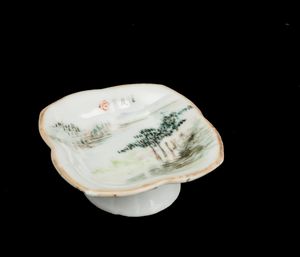 Piccola alzatina in porcellana raffigurante paesaggio e iscrizione, Cina, Dinastia Qing, XIX secolo  - Asta Arte orientale  - Associazione Nazionale - Case d'Asta italiane