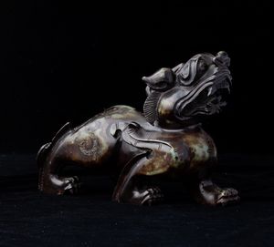 Figura di leone scolpita in giada, Cina, XX secolo  - Asta Arte orientale  - Associazione Nazionale - Case d'Asta italiane