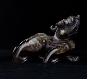 Figura di leone scolpita in giada, Cina, XX secolo  - Asta Arte orientale  - Associazione Nazionale - Case d'Asta italiane