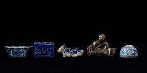 Collezione composta da dieci piccoli calamai in porcellana di forme diverse, Cina, Dinastia Qing, XIX secolo  - Asta Arte orientale  - Associazione Nazionale - Case d'Asta italiane