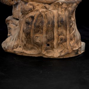 Figura di saggio in terracotta parzialmente dipinta, Cina, Dinastia Qing, XIX secolo  - Asta Arte orientale  - Associazione Nazionale - Case d'Asta italiane