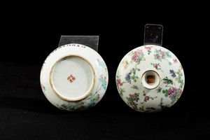 Lotto composto da una scatola e un vassoio in porcellana Famiglia Rosa, Cina, Dinastia Qing, XIX secolo  - Asta Arte orientale  - Associazione Nazionale - Case d'Asta italiane