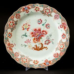 Tre piatti in porcellana Famiglia Rosa con decori floreali, Cina, Dinastia Qing, epoca Qianlong (1736-1796)  - Asta Arte orientale  - Associazione Nazionale - Case d'Asta italiane