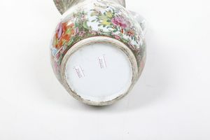 Versatoio in porcellana Famiglia Rosa con scene di vita comune entro riserve e decori floreali, Cina, Canton, Dinastia Qing, XIX secolo  - Asta Arte orientale  - Associazione Nazionale - Case d'Asta italiane