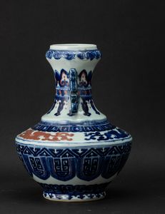 Vaso in porcellana con anse sagomate e decoro dispirazione arcaica nei toni del blu e del rosso ferro, Cina, Dinastia Qing, XIX secolo  - Asta Arte orientale  - Associazione Nazionale - Case d'Asta italiane