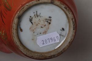 Coppia di vasi in porcellana con decori naturalistici lumeggiati in color oro e anse sagomate, Cina, XX secolo  - Asta Arte orientale  - Associazione Nazionale - Case d'Asta italiane