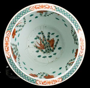 Cachepot in porcellane Famiglia Verde raffigurante scene di vita comune entro riserve e decori floreali, Cina Dinastia Qing, XIX secolo  - Asta Arte orientale  - Associazione Nazionale - Case d'Asta italiane